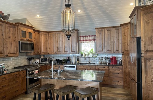 East Kootenay House | Lake Front Cabin-Invermere-4 Bedroom, Ice Fishing Shack, Hot Tub, Private