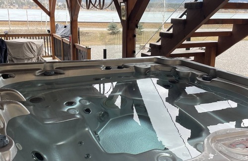 East Kootenay House | Lake Front Cabin-Invermere-4 Bedroom, Ice Fishing Shack, Hot Tub, Private