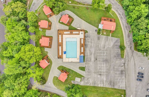 Smithville Cabin | Lake Front Cabin With a Pool and Bar & Grill