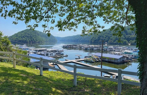 Smithville Cabin | Lake Front Cabin With a Pool and Bar & Grill
