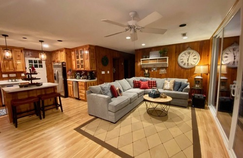 Rockwood Cottage | Lake Front Cottage w/dock-Sleeps 10-1story-Relax-Dog Friendly
