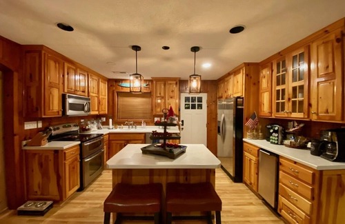 Rockwood Cottage | Lake Front Cottage w/dock-Sleeps 10-1story-Relax-Dog Friendly