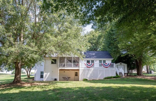 Norwood House | Lake Front Home on Lake Tillery! Huge yard and plenty of parking!