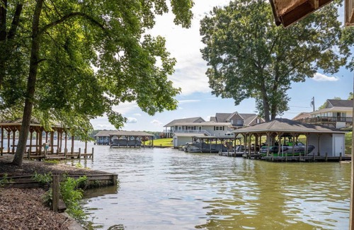 Norwood House | Lake Front Home on Lake Tillery! Huge yard and plenty of parking!