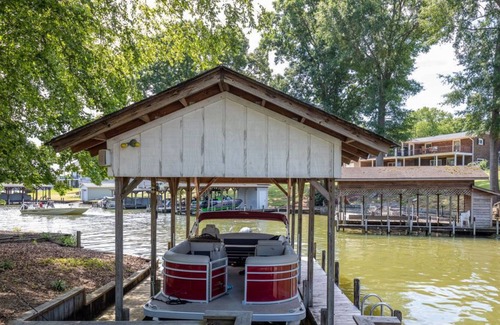 Norwood House | Lake Front Home on Lake Tillery! Huge yard and plenty of parking!