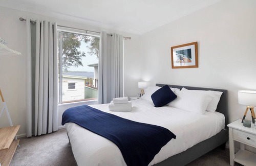 Budgewoi House | Lake Front Home - Relax & Unwind