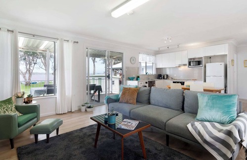 Budgewoi House | Lake Front Home - Relax & Unwind