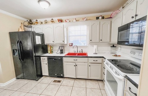 Vincent House | LAKE FRONT HOME! Sleeps 12. Bonus room with bunks, ping pong and playstation.