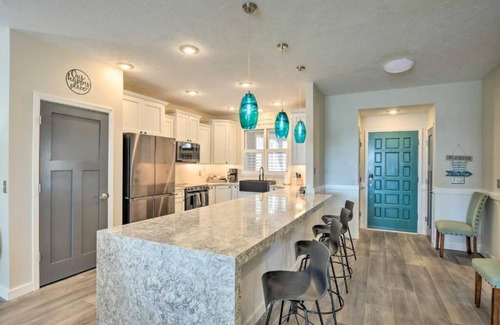 Salem Condo | Lake front Keowee Condo w/Balcony & Resort Amenities! 20 min to Clemson!