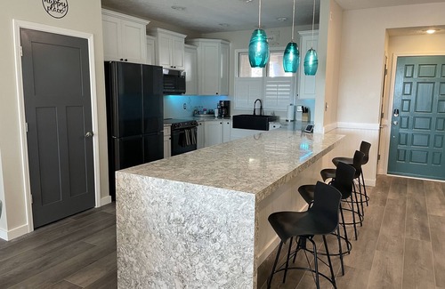 Salem Condo | Lake front Keowee Condo w/Balcony & Resort Amenities! 20 min to Clemson!