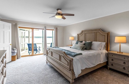 Mount Gilead House | Lake Front Luxury
