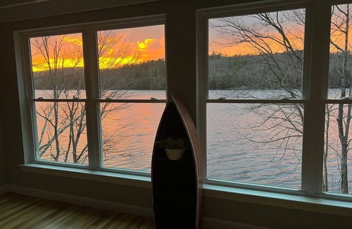 Bucksport House | Lake Front-Maine Themed-Soaking Tub-Fire Pit-Kayak