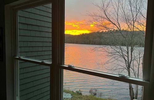 Bucksport House | Lake Front-Maine Themed-Soaking Tub-Fire Pit-Kayak