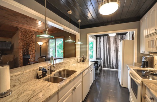Waleska House | Lake Front, PETS, Theater, Dock, Swim-Fish-Boat, Fire Pit, NEW BOAT, Pickleball