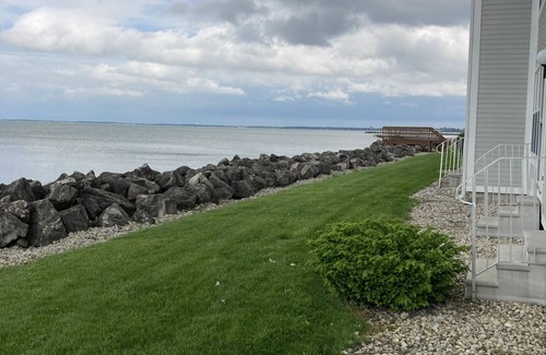 Port Clinton Condo | Lake front serenity and views