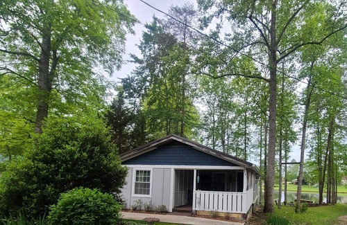 Crossville House | Lake Front Sleeps 4. Close to Waterfalls, Parks, Golf, Fishing & Dog Friendly.