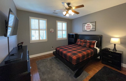Andersonville Condo | Lake front villa! 10 Minutes from I-75! No Stairs, all one level.