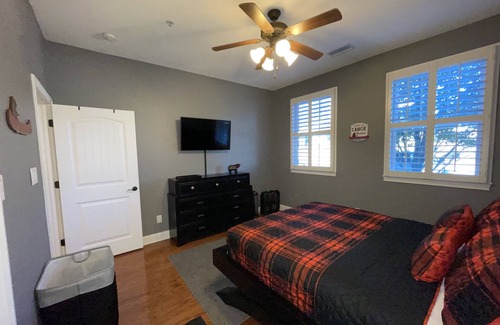 Andersonville Condo | Lake front villa! 10 Minutes from I-75! No Stairs, all one level.