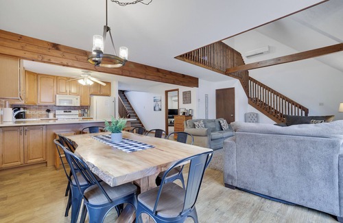 Jim Thorpe House | Lake front with Private Beach, Hot tub, Pool, Pickle Ball, Close to Skiing