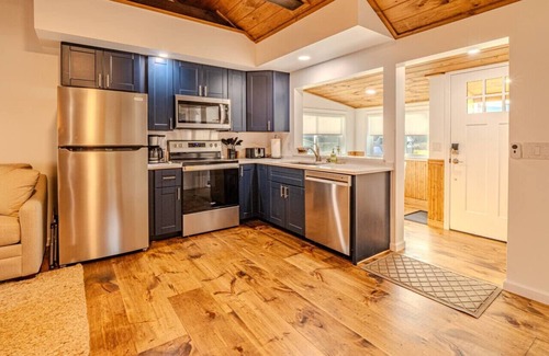 Lake George Cabin | Lake George Luxury Cabin (2 bed/1 bath)