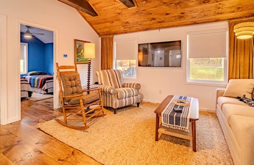 Lake George Cabin | Lake George Luxury Cabin (2 bed/1 bath)