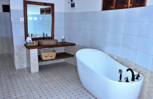 Kasese Cabin | Lake George View Resort