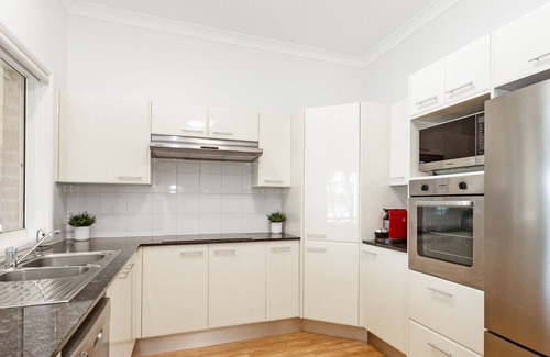 Mannering Park House | Lake Getaway - Stay 2 nights, get 1 night free!