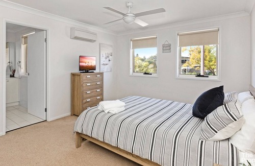 Mannering Park House | Lake Getaway - Stay 2 nights, get 1 night free!