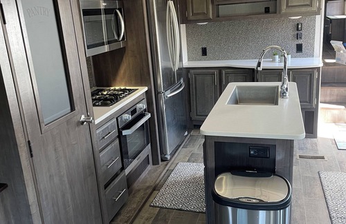 Holcombe RV Rental | Lake, golf course, tiki bar, volleyball court and bar/restaurant!