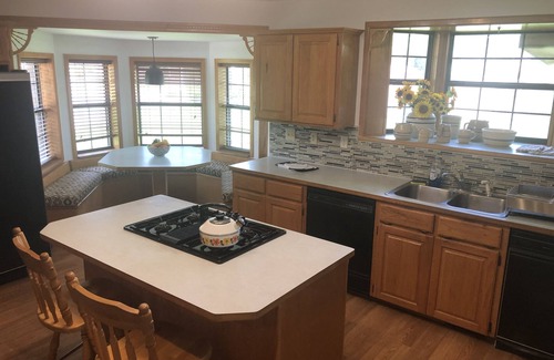Mid America House | Lake Hamilton Canal W/hot tub 3/2 Home - w/Canoe & Kayaks!