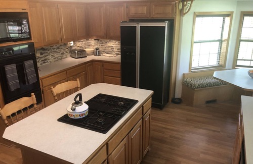 Mid America House | Lake Hamilton Canal W/hot tub 3/2 Home - w/Canoe & Kayaks!