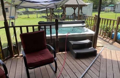 Mid America House | Lake Hamilton Canal W/hot tub 3/2 Home - w/Canoe & Kayaks!