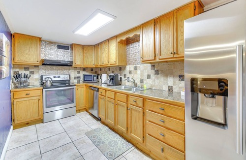 Piney House | Lake Hamilton Family Gem: Hot Tub & Boat Slip!