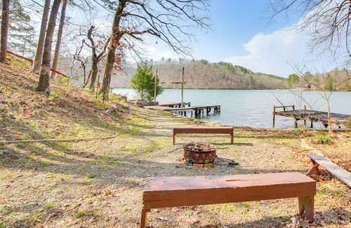 Piney House | Lake Hamilton Family Gem: Hot Tub & Boat Slip!
