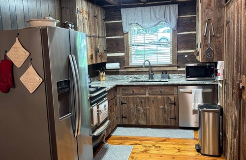 Gumlog Cabin | Lake Hartwell Cabin w/covered dock, sunroom, firepit, deck, sleep 12