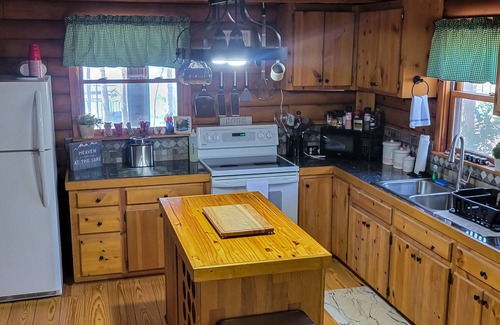 Townville Cabin | Lake Hartwell-front cabin with firepit, gameroom + private dock