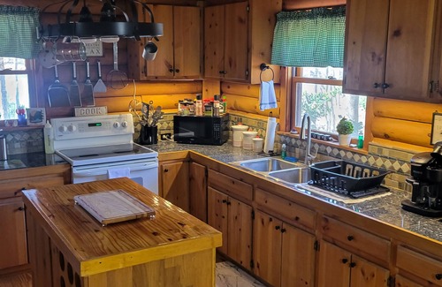 Townville Cabin | Lake Hartwell-front cabin with firepit, gameroom + private dock