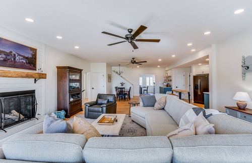 Townville House | Lake Hartwell Home w/Dock + Fire Pit!