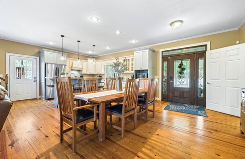 Lavonia House | Lake Hartwell Living at its Finest!