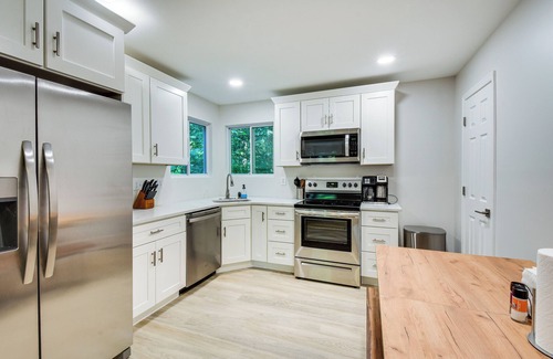 Seneca House | Lake Hartwell Retreat w/2-Tier Dock & Boat Slip!