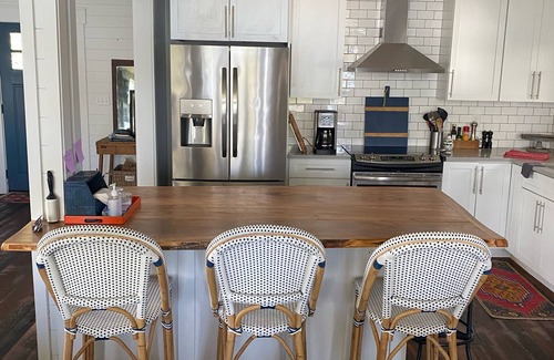 Anderson House | Lake Hartwell Updated Cottage. 4/3.5 sleeps 8