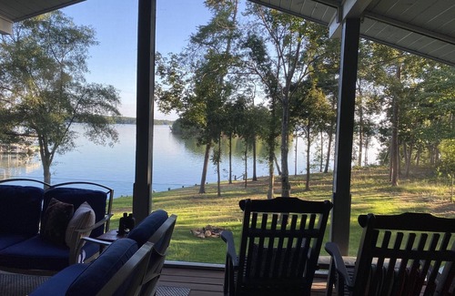 Anderson House | Lake Hartwell Updated Cottage. 4/3.5 sleeps 8