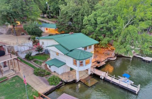Piney House | Lake Haven Chateau - Hot Tub, Game Room, Pontoon Boat, 3BR, 3 Bathroom