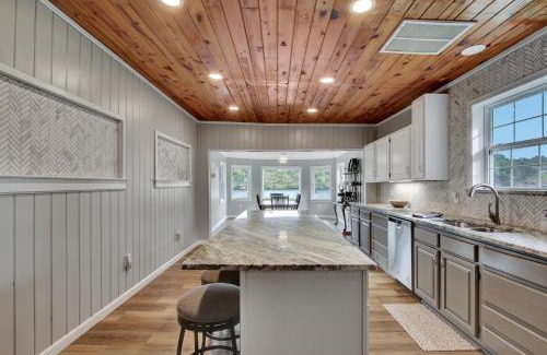 Piney House | Lake Haven Chateau - Hot Tub, Game Room, Pontoon Boat, 3BR, 3 Bathroom