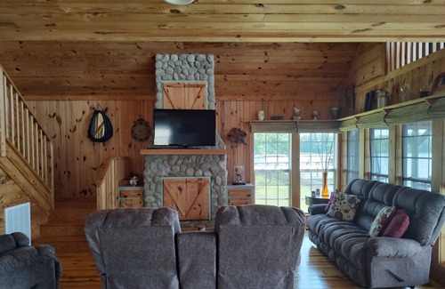 Summerton House | Lake Haven - Waterfront Cabin with Dock and Swim Area