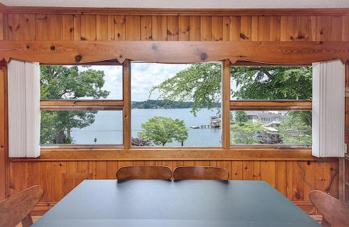 Hickory House | Lake Hickory Trio with Boat Slip