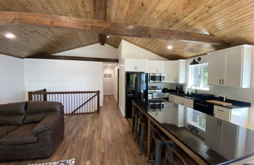 Holcombe Cabin | Lake Holcombe Lakehouse + Party Shed