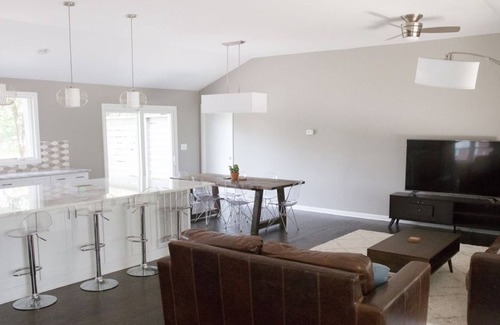 Gallatin House | Lake House | 20 min to Broadway or Downtown