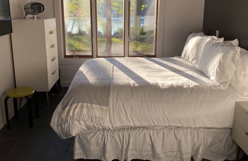 Copake House | Lake House- amazing sunsets, kayaks, fire pit, family friendly (sleeps 6).