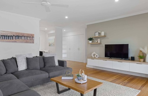 Nabiac House | Lake House Family Stay - Pool, Firepit, Gamesroom
